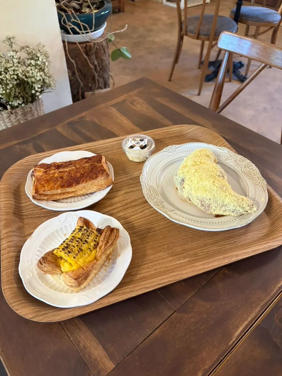 Castella latte servido en una taza con mucho estilo