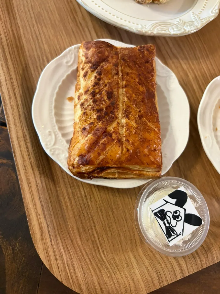 Croissant de castella cubierto de migas de pan