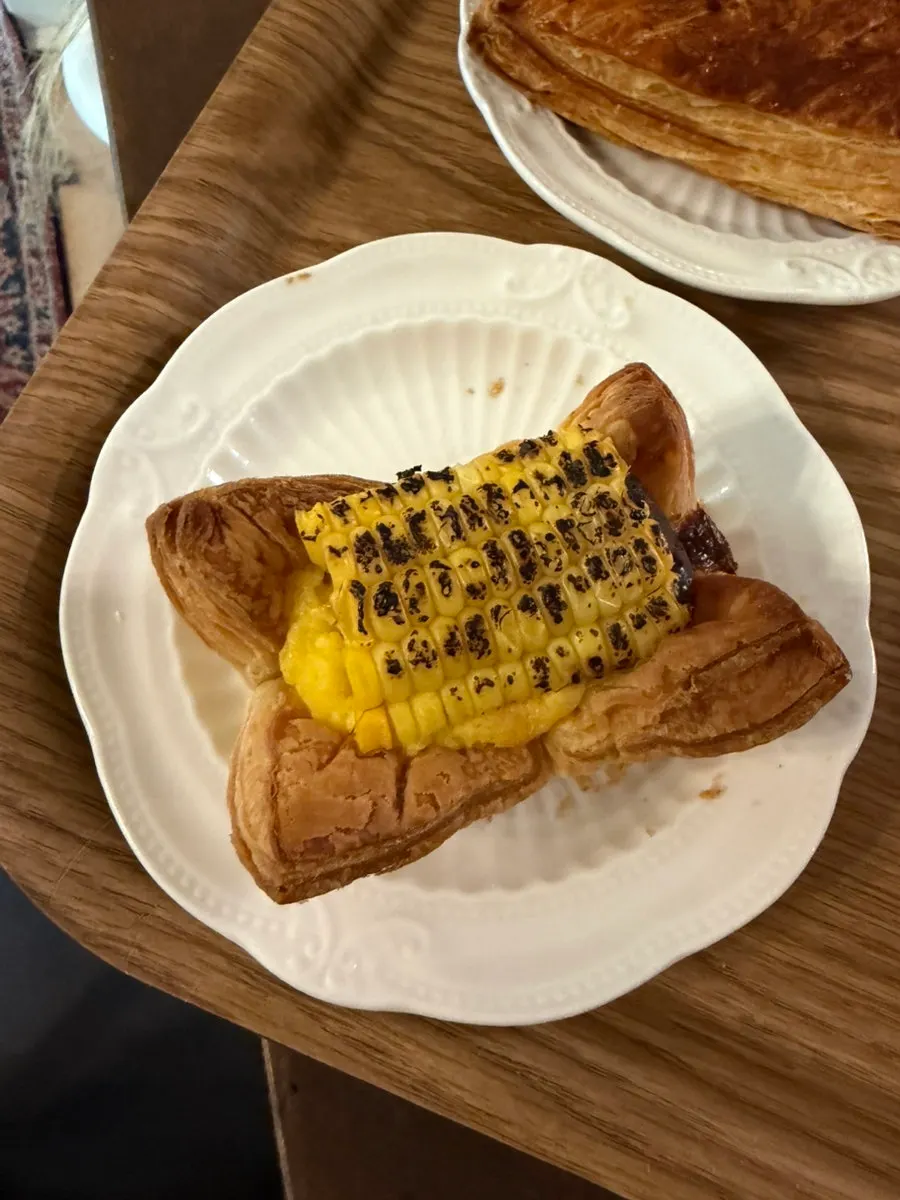 Plato con tarta de manzana y tartaleta de huevo con maíz