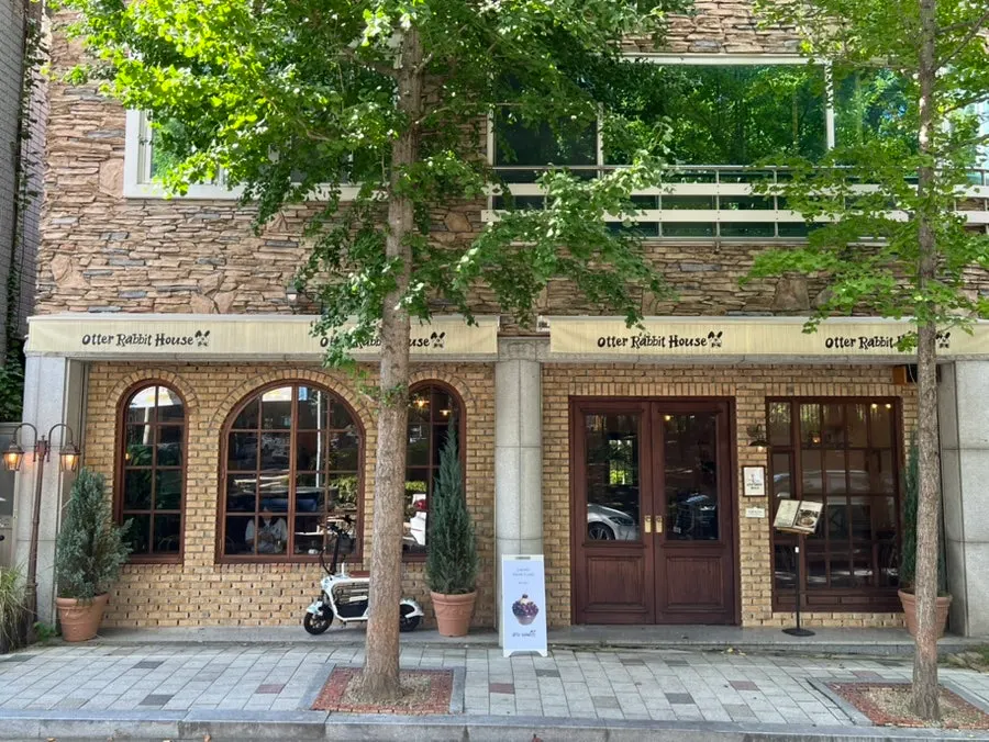 View of the café exterior from the Dowon-dong alley