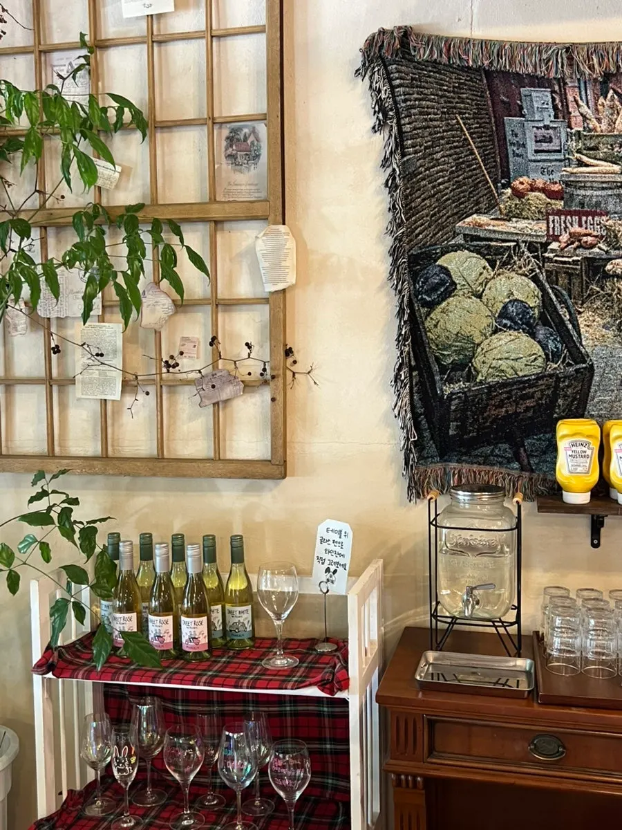 Wine glass decorating corner