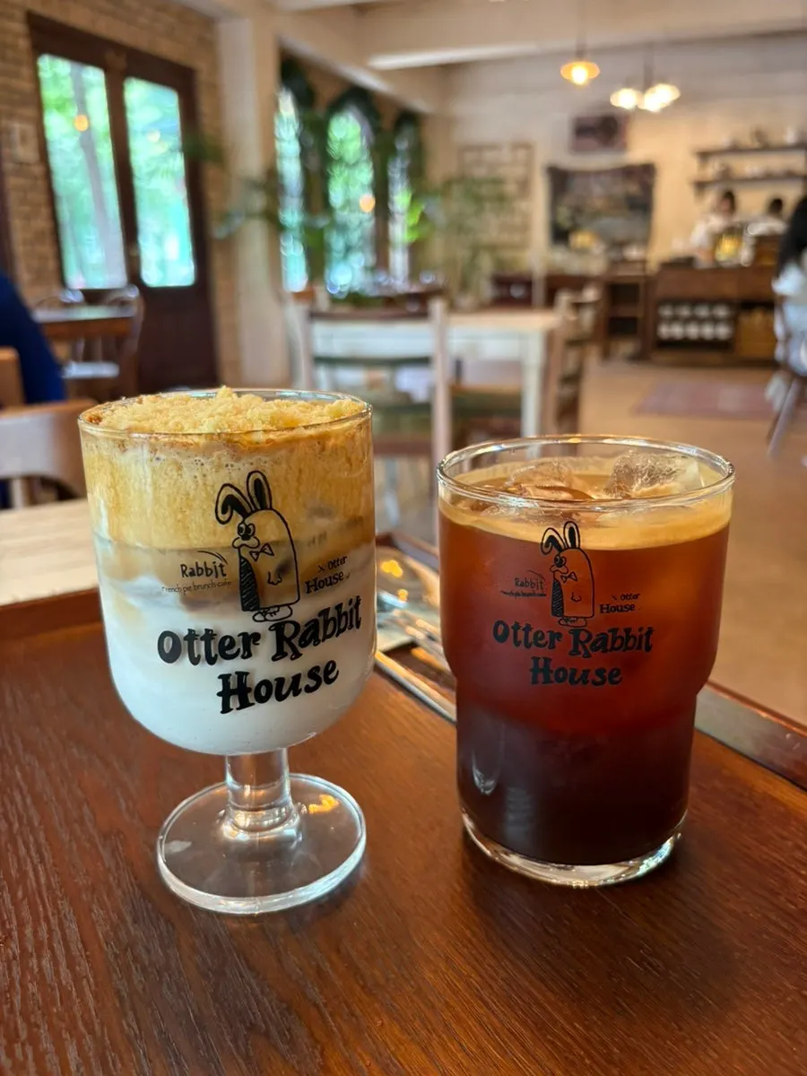오터래빗하우스 로고가 새겨진 컵