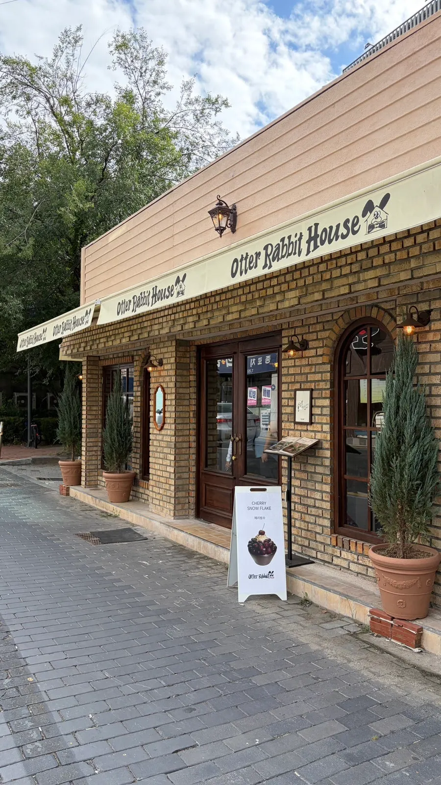 Exterior of Otter Rabbit House Jongno Branch café in Jongno, Daegu