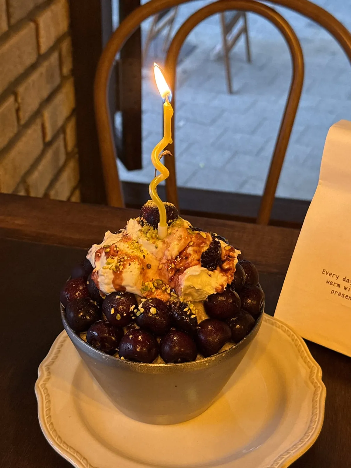 생일 초를 꽂은 체리빙수