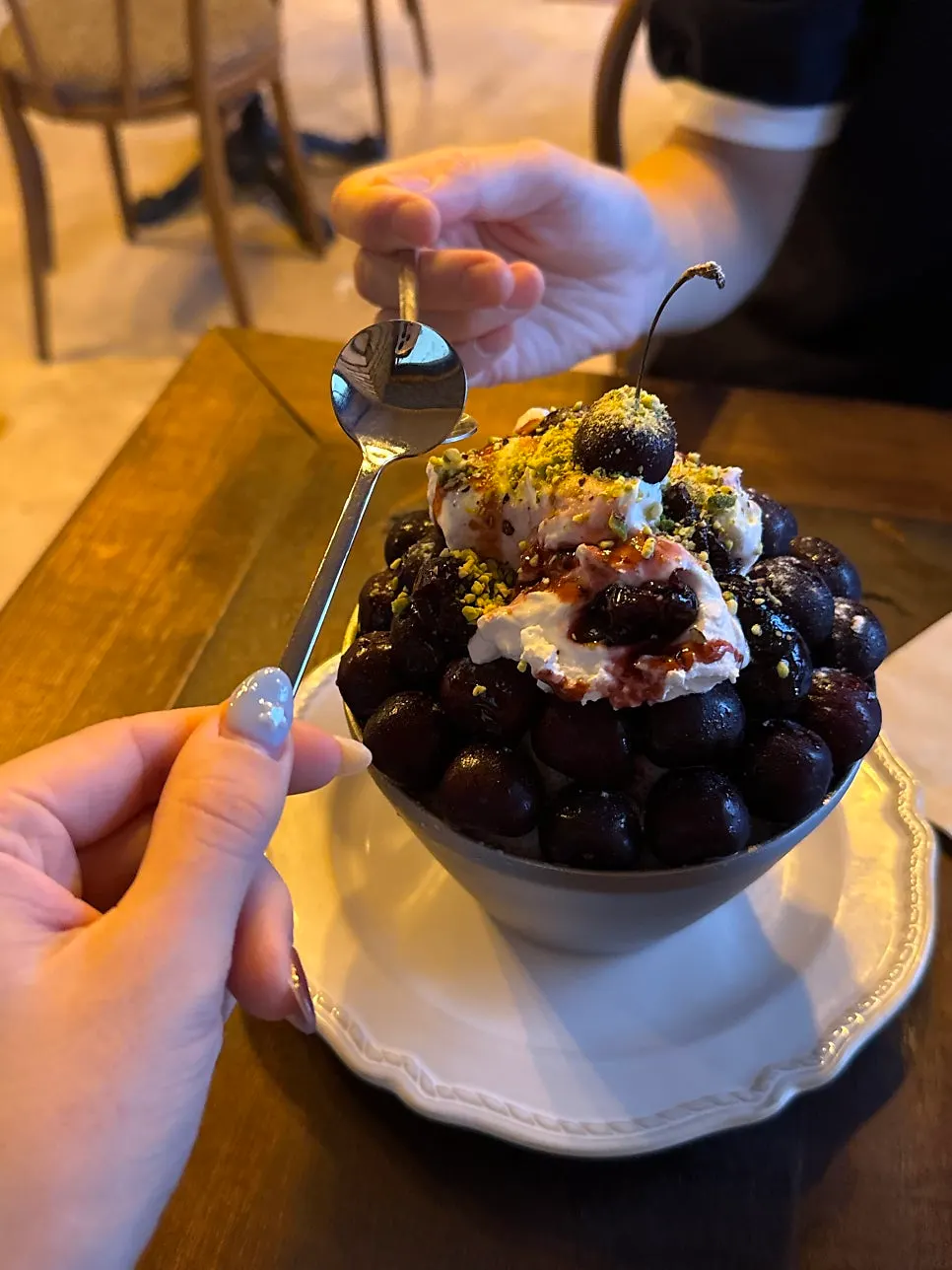 체리빙수 위 마스카포네 크림 클로즈업