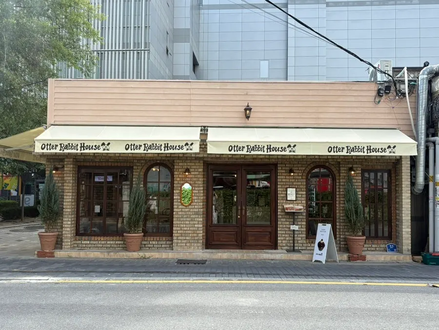 View of Otter Rabbit House Jongno Branch at the entrance of Jongno alley