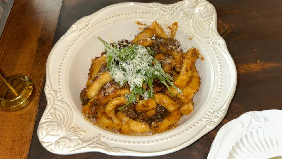 유럽풍 식기에 담긴 라구 떡볶이