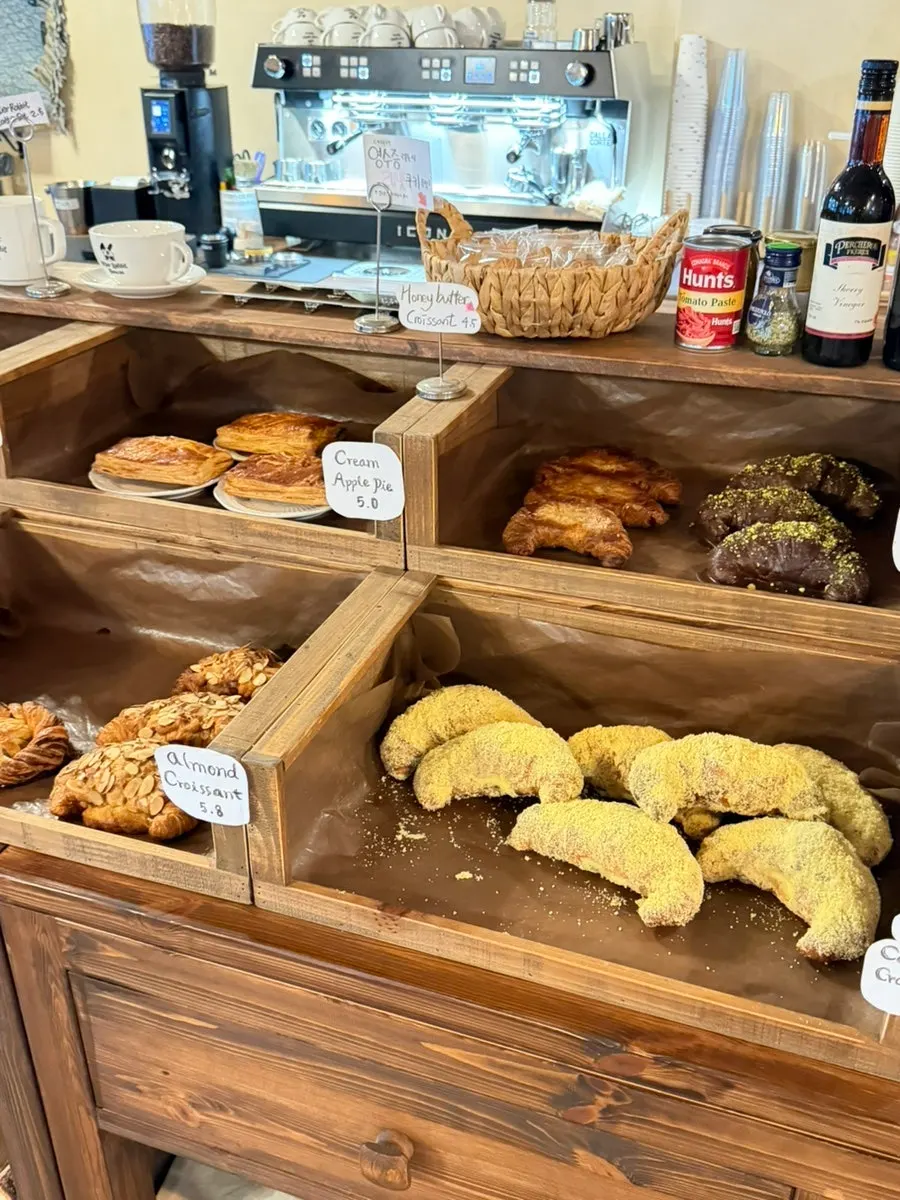 Bakery display including egg tarts