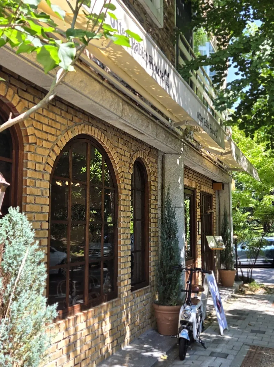 Quiet alley surroundings near the café