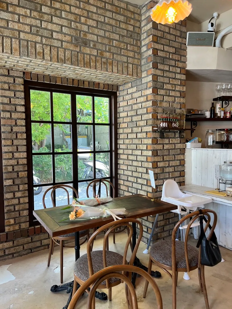 Café seating with 1–2 person tables