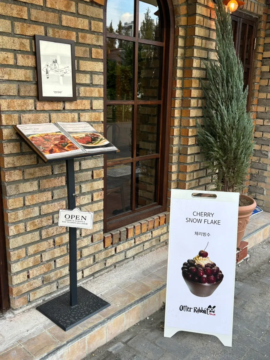 Café exterior located in a Jongno alley