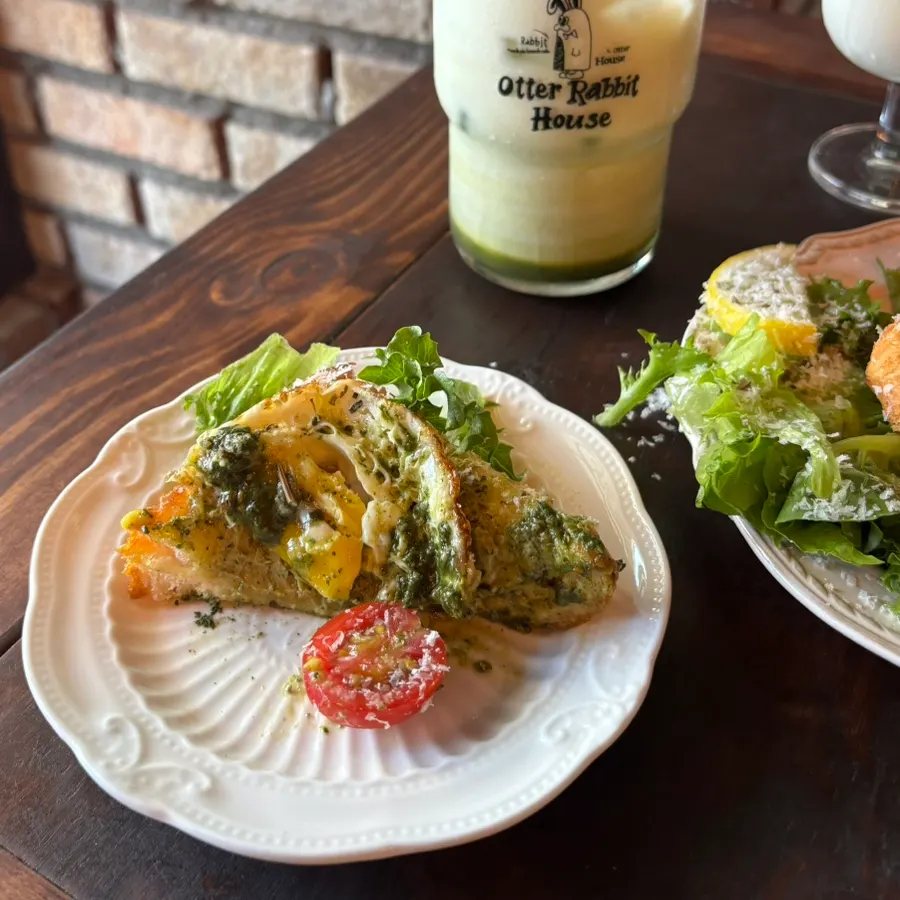 Toast cut into bite-sized pieces with salad