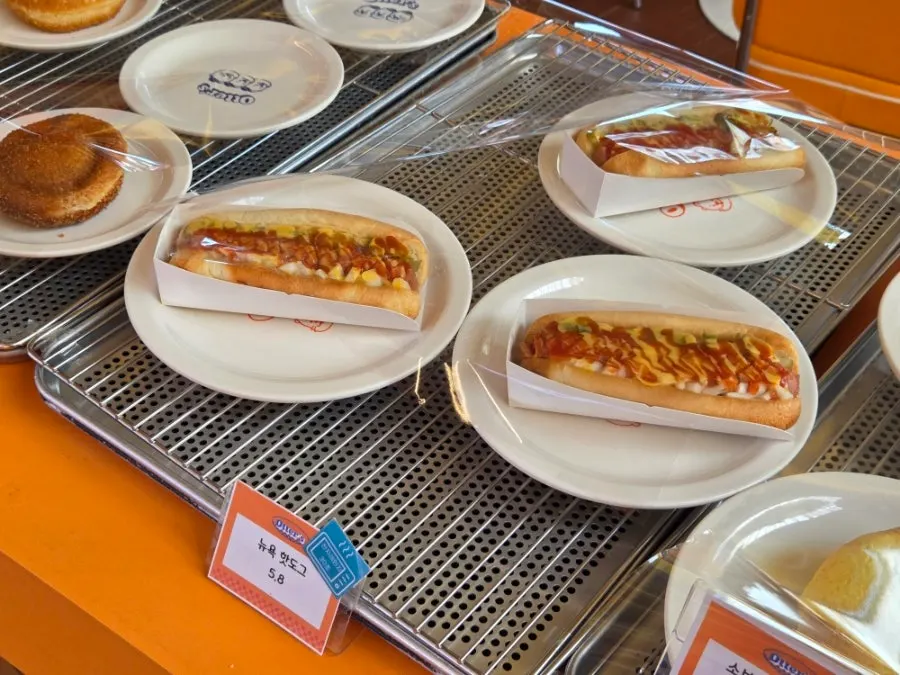 비닐로 덮어둔 오터스 베이커리 진열대