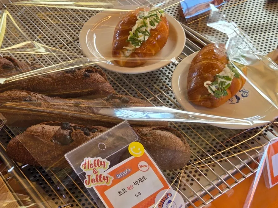 오터스 식빵과 핫도그 진열