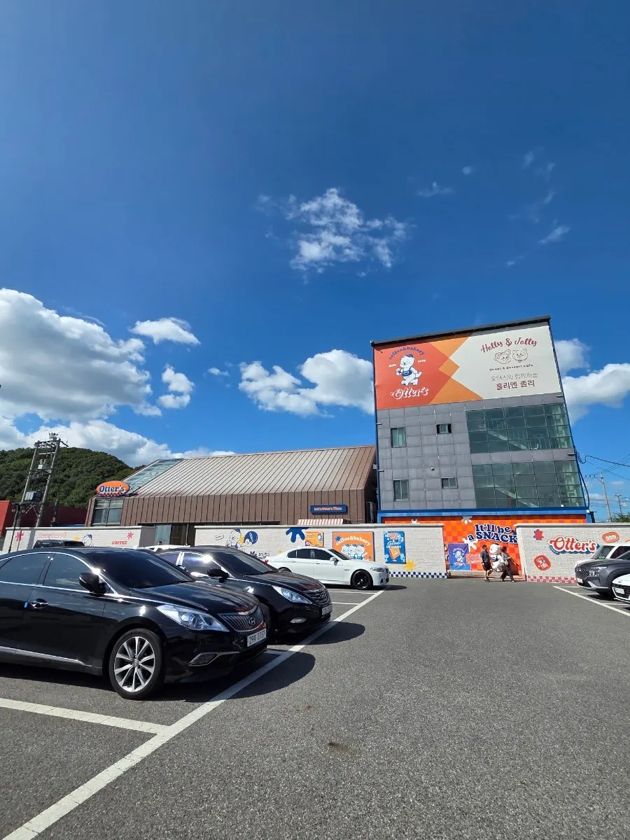 Exterior of Otters café with its wide parking lot