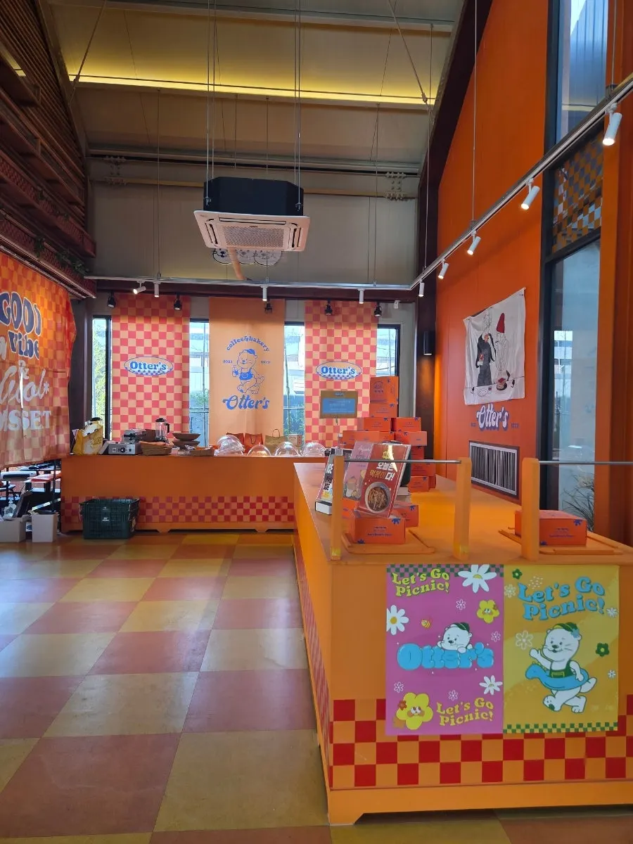 Seating area at Otters Jisan Saetgang Main Branch