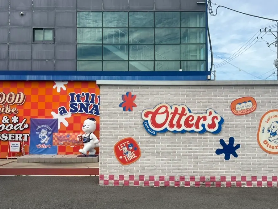Exterior view of Otters Jisan Saetgang Main Branch, a large bakery café