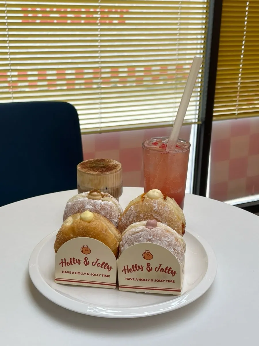 Macadamia vanilla cream latte and strawberry ade