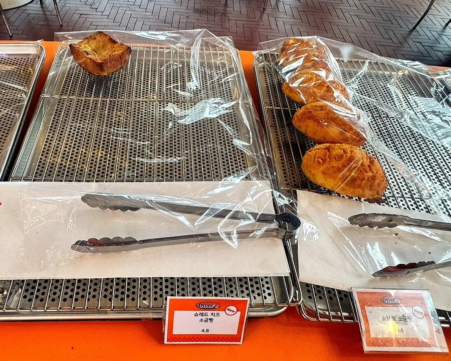 오터스 도넛이 진열된 모습
