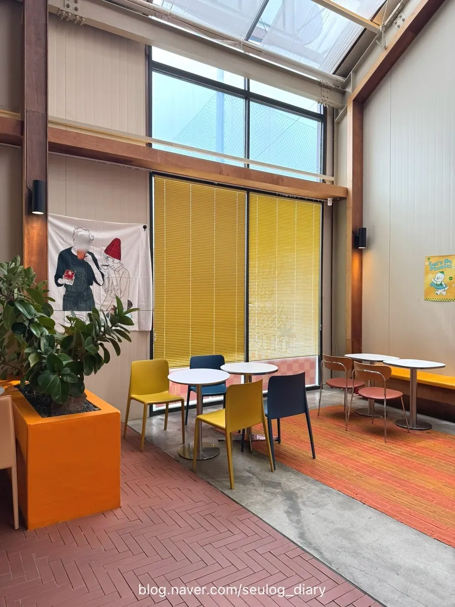 1950s retro American-style first floor interior