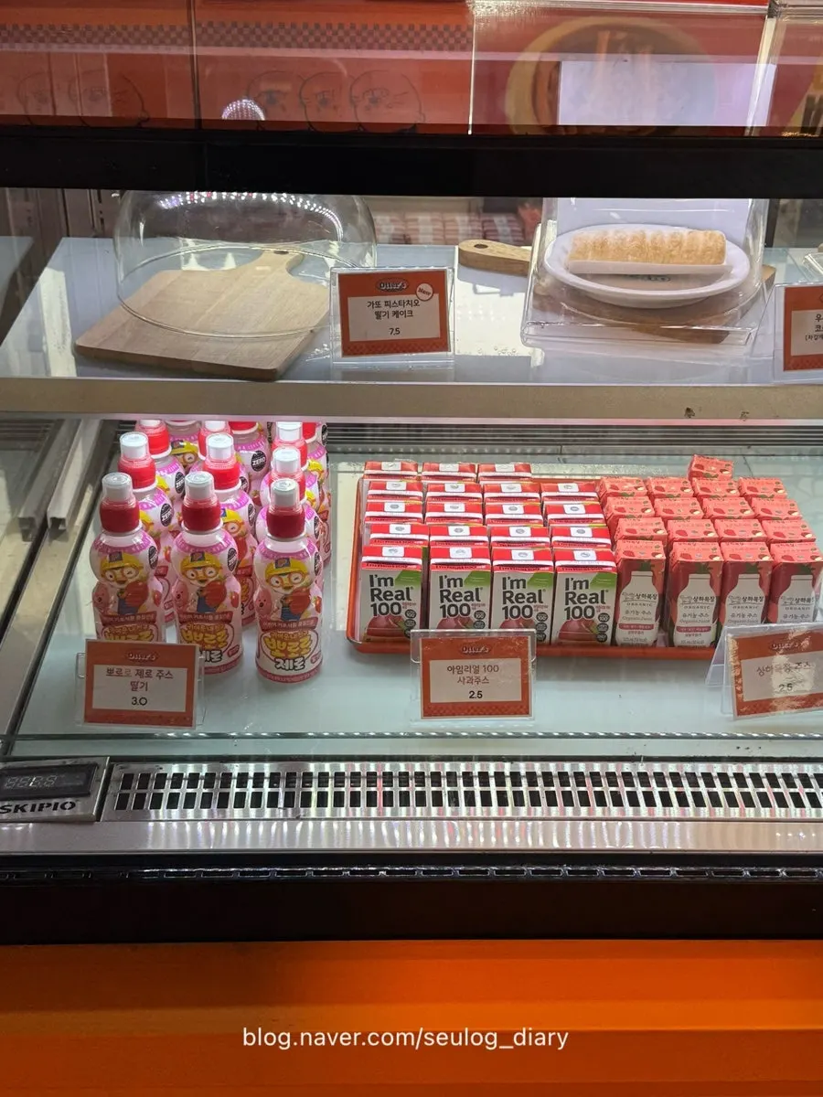 Showcase filled with various types of doughnuts