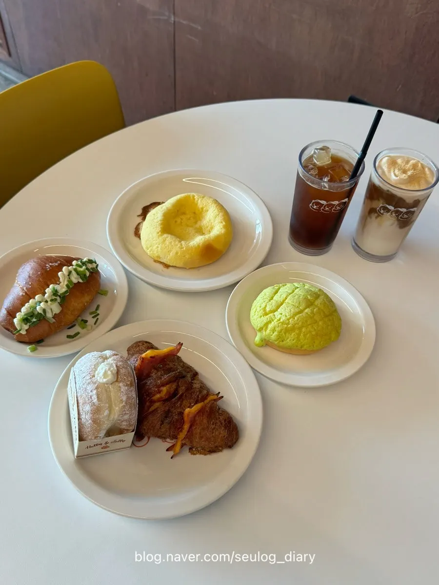 Bread and drinks set out on the table for ordering