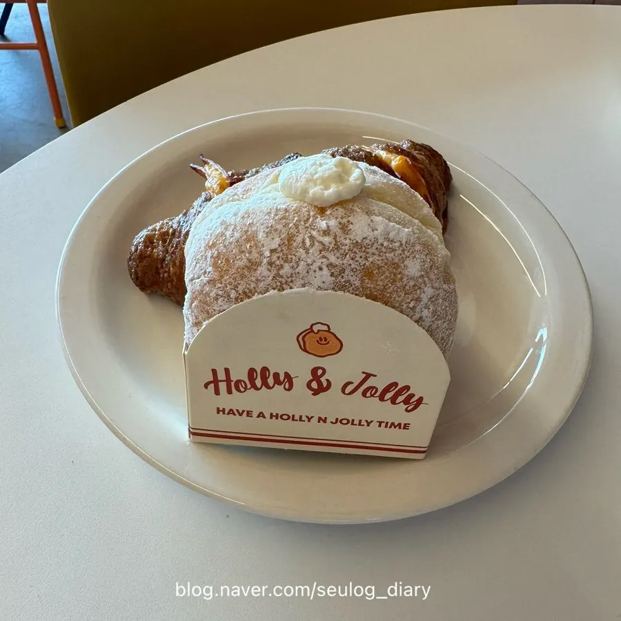 Melon cream bread and real milk cream doughnut