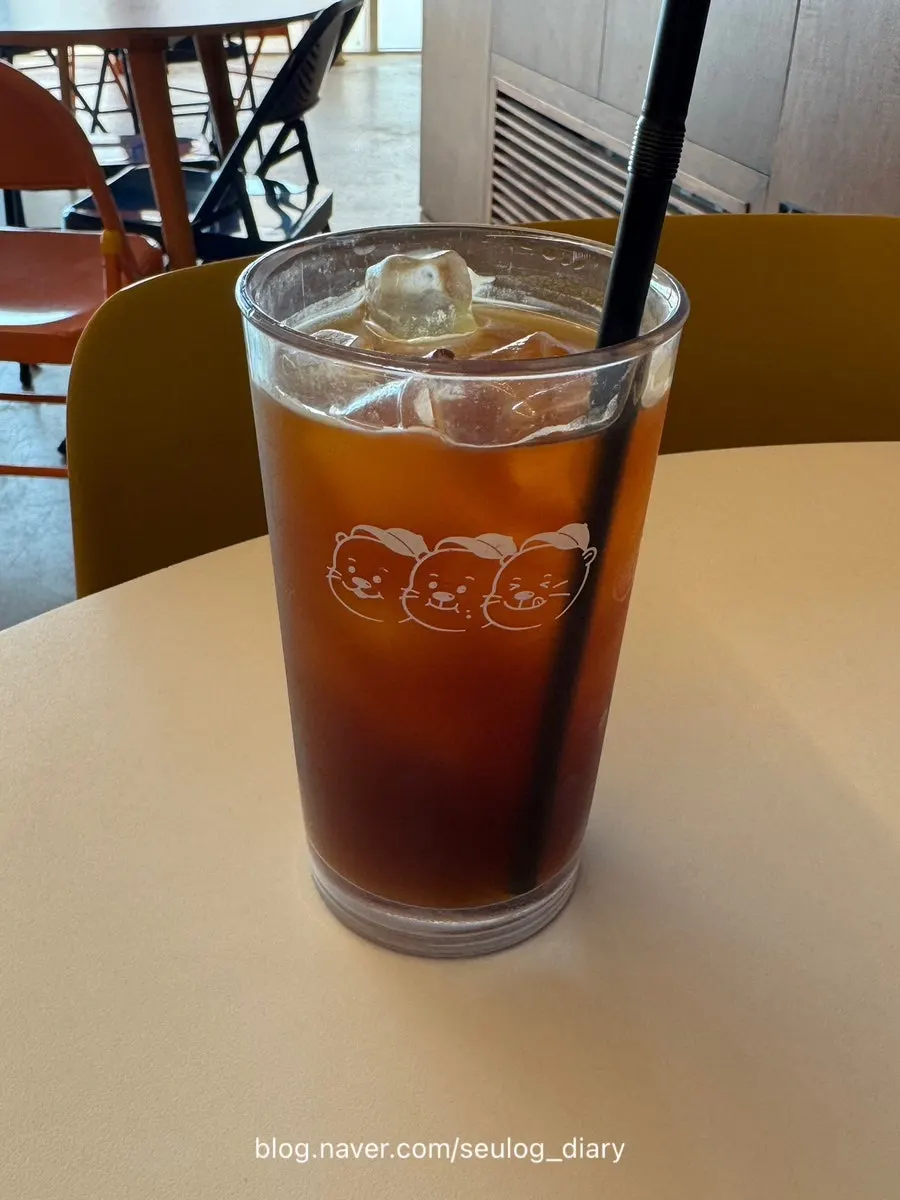 A cup of Otters iced Americano