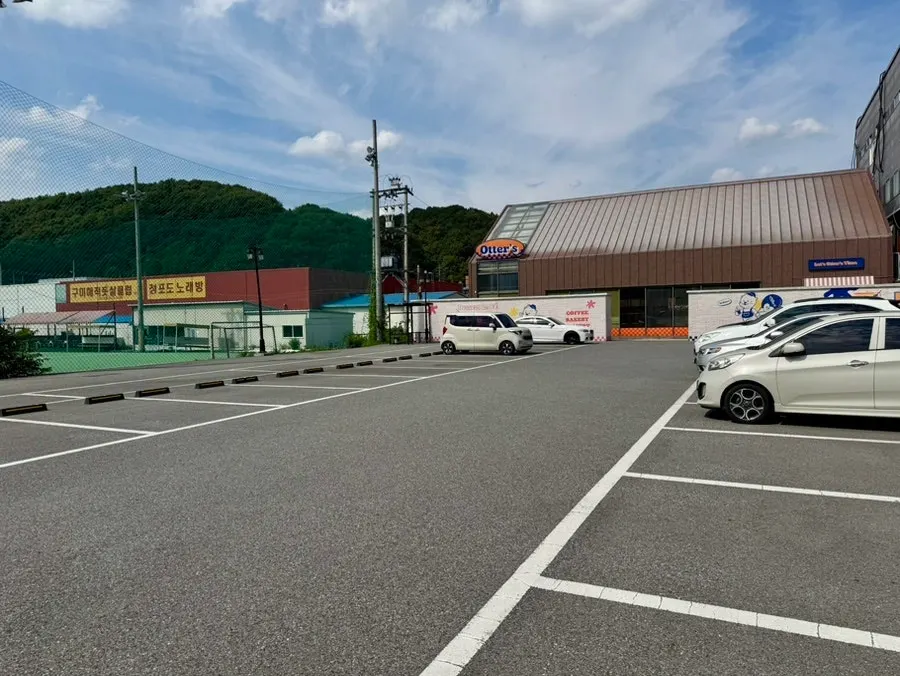 오터스 지산샛강 본점 앞 넓은 주차장