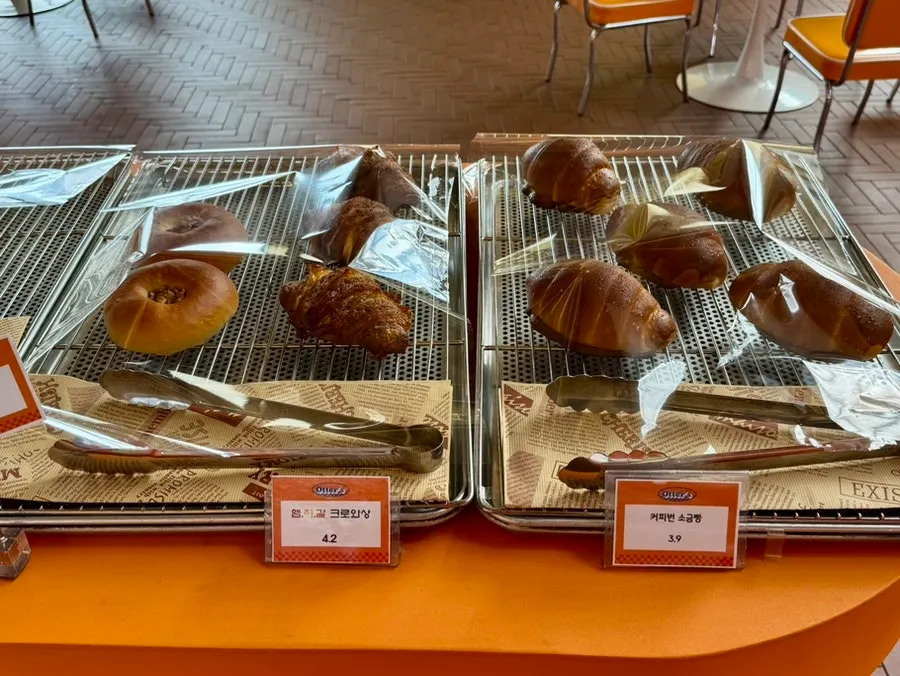 소금빵이 놓인 베이커리 진열대