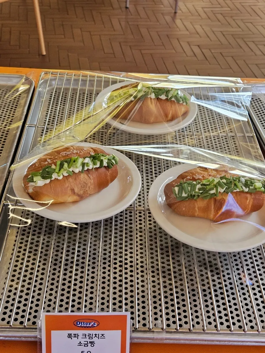 오터스 카페 좌석과 인테리어