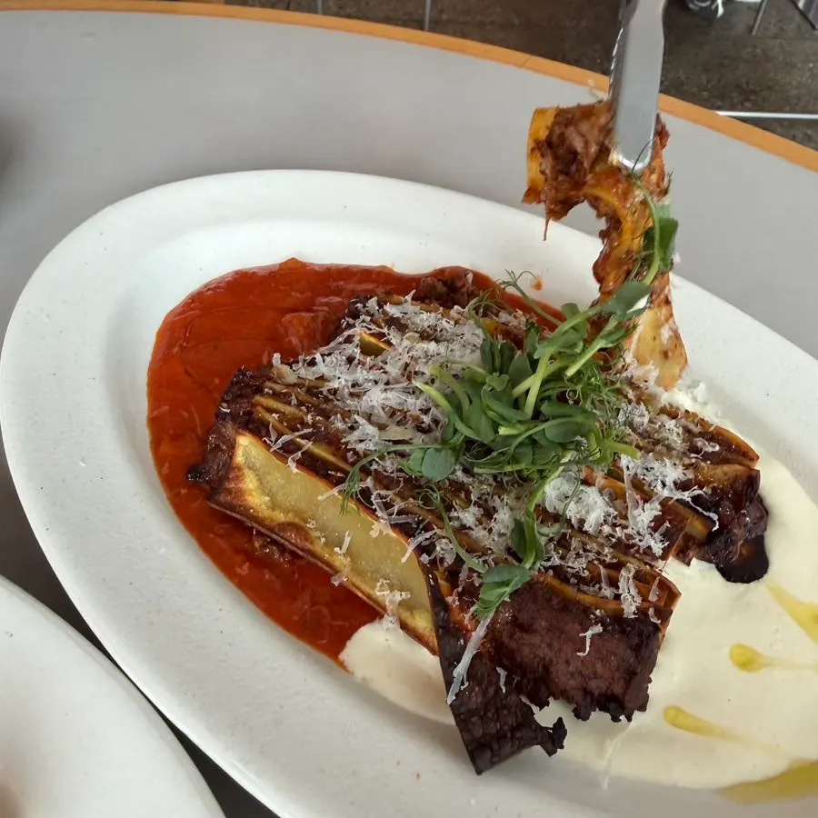 두부 크림과 매콤 토마토 소스를 곁들인 라자냐