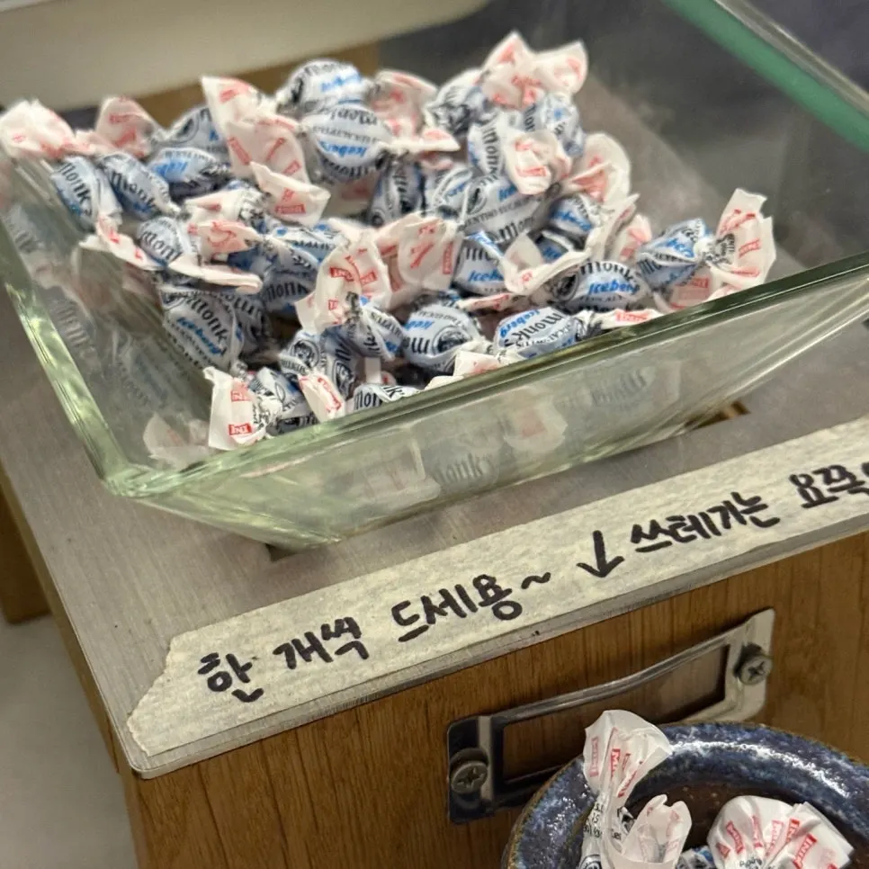 식사 마무리로 나온 디저트와 민트 사탕