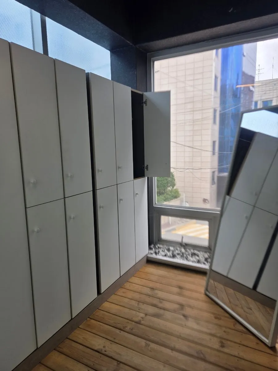Locker room and waiting area at Owlly Yeoksam Branch