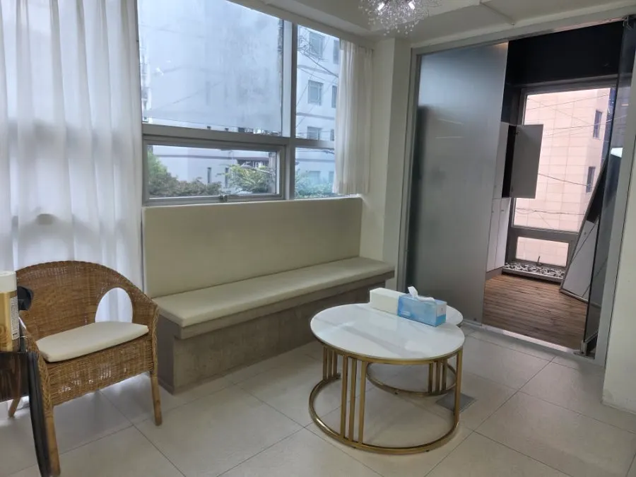 Waiting area just inside the entrance of Owlly Yeoksam Branch