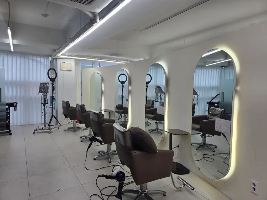 Bright interior of the treatment area at Owlly Yeoksam Branch