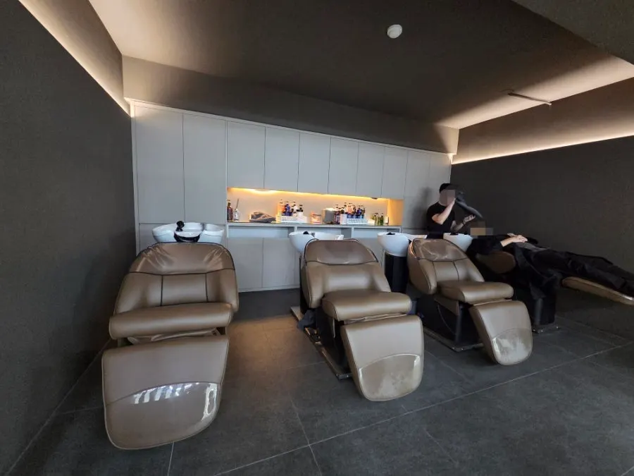 Mirror and treatment seats at Owlly Yeoksam Branch