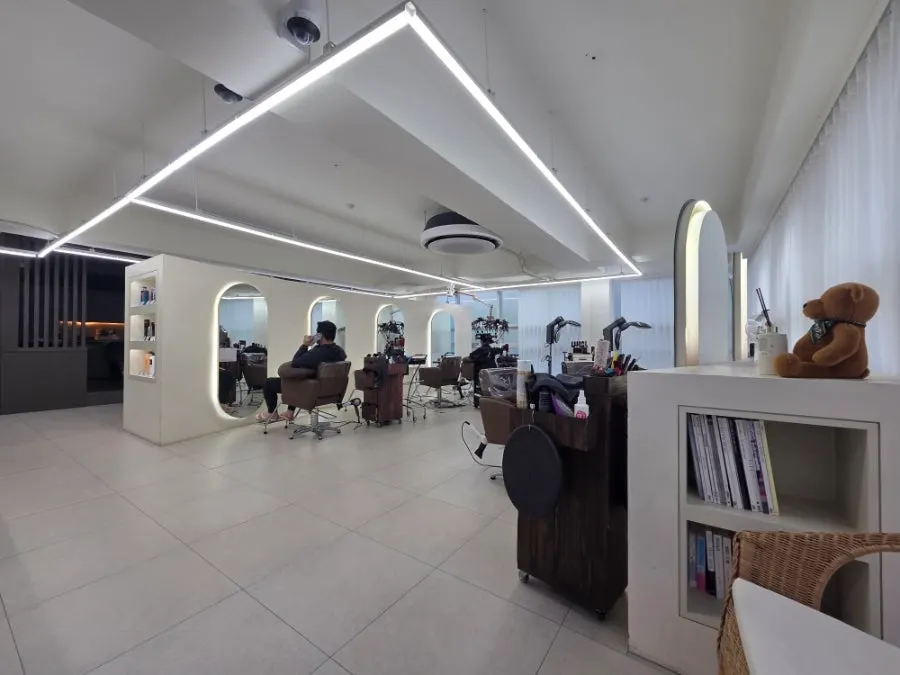 Black-toned shampoo room at Owlly Yeoksam Branch
