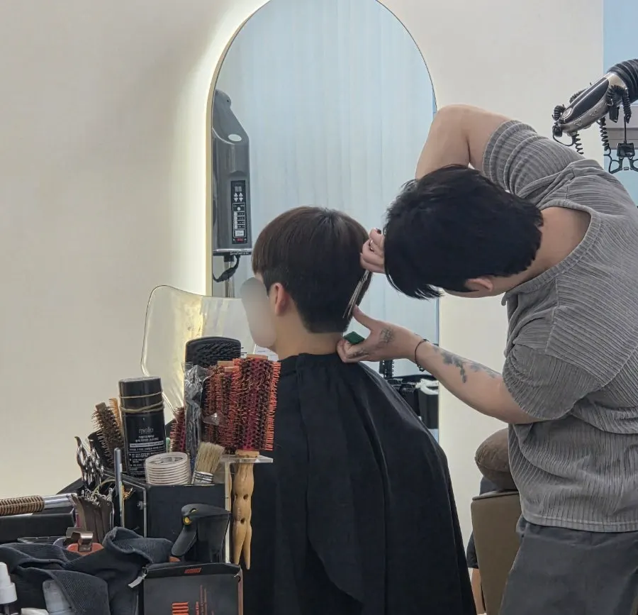 Side view of the finished dandy-style blow-dry