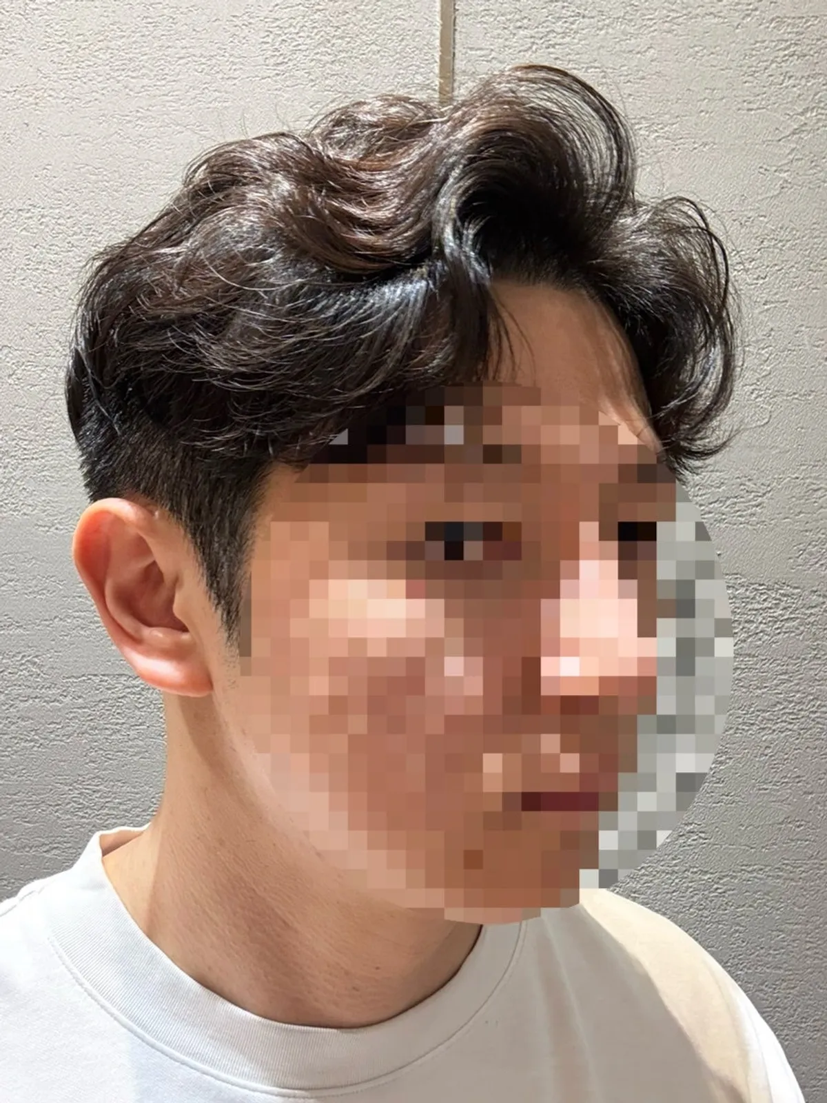 Photo of the side-part perm taken at a café after the service