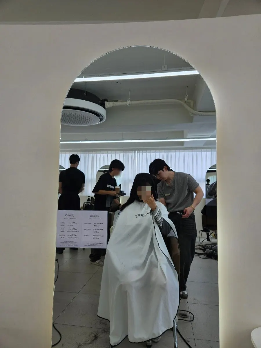커트를 진행하는 디자이너