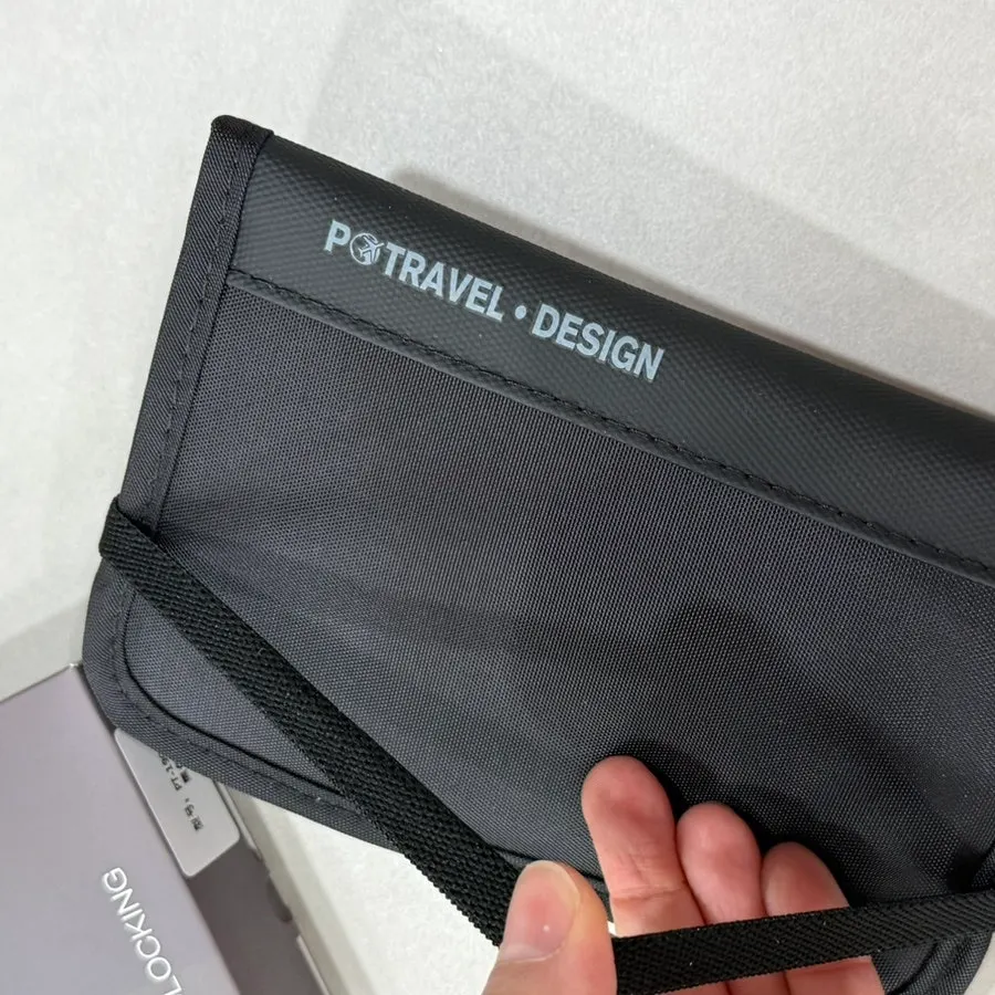 Passport bag structure that opens and closes by pulling the cord