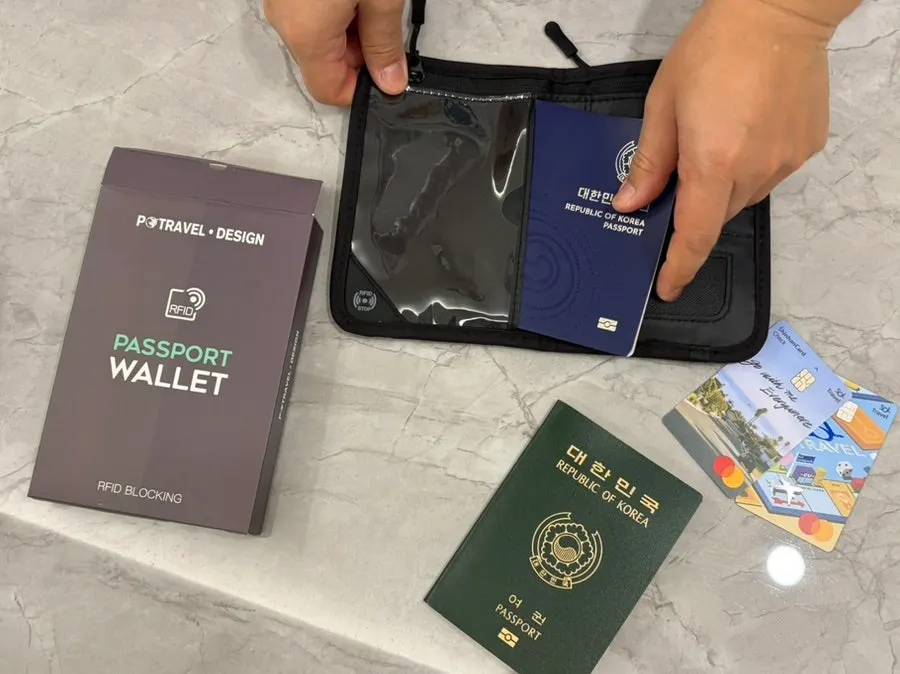 Material of the Packly passport case used during travel