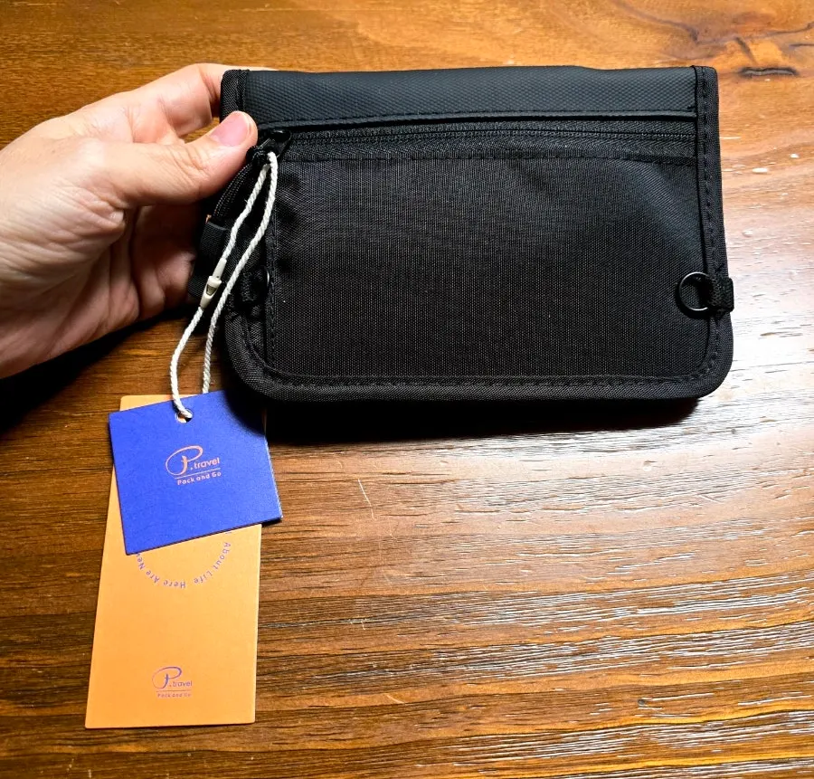 Travel wallet that stores passports and cash together