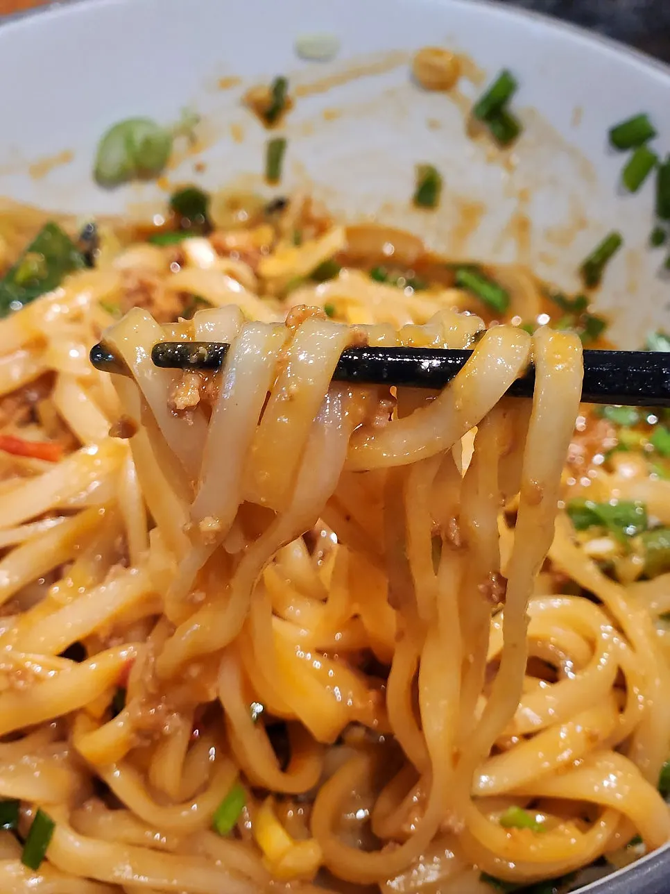 칼국수처럼 넓적한 면의 마제소바 비빈 모습