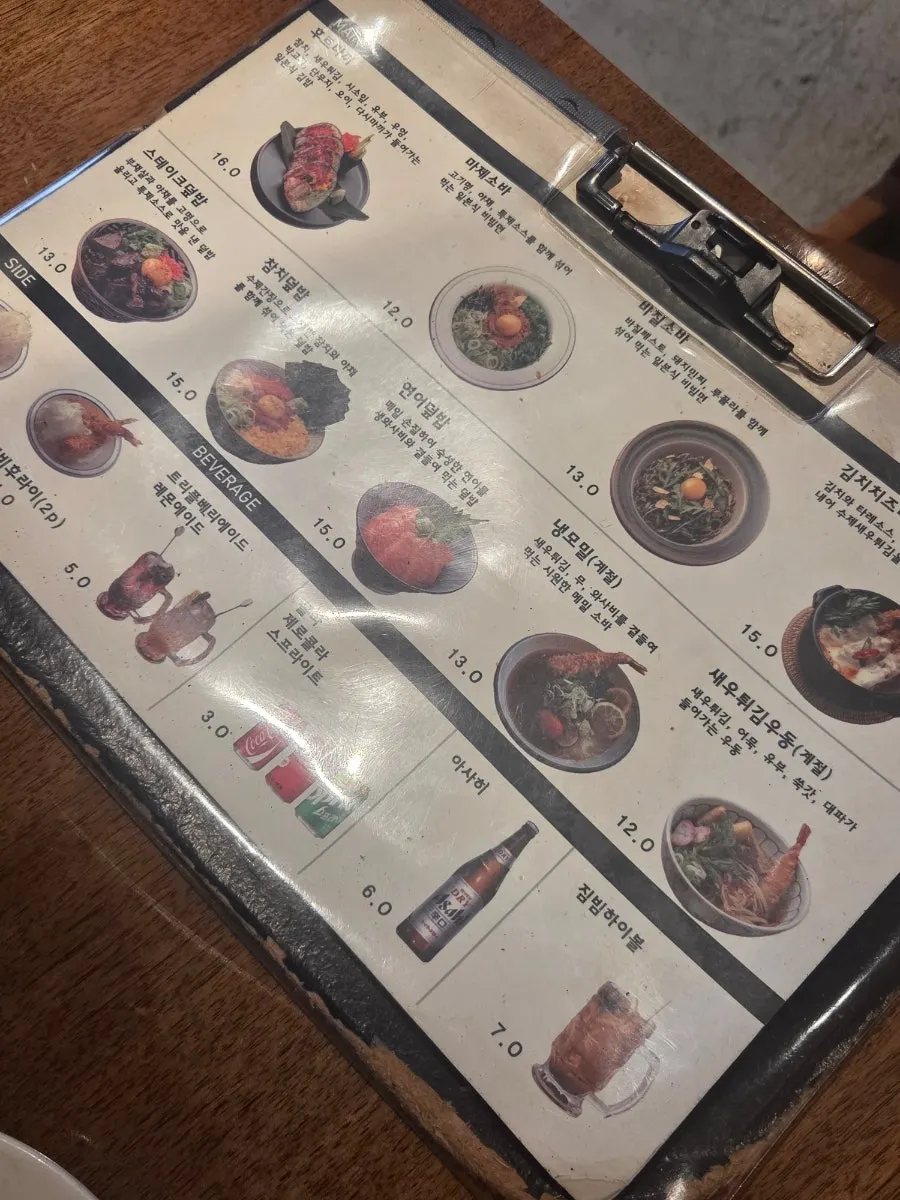 Bàn ăn với futomaki, mazesoba và cơm chậu cá ngừ được gọi cùng nhau