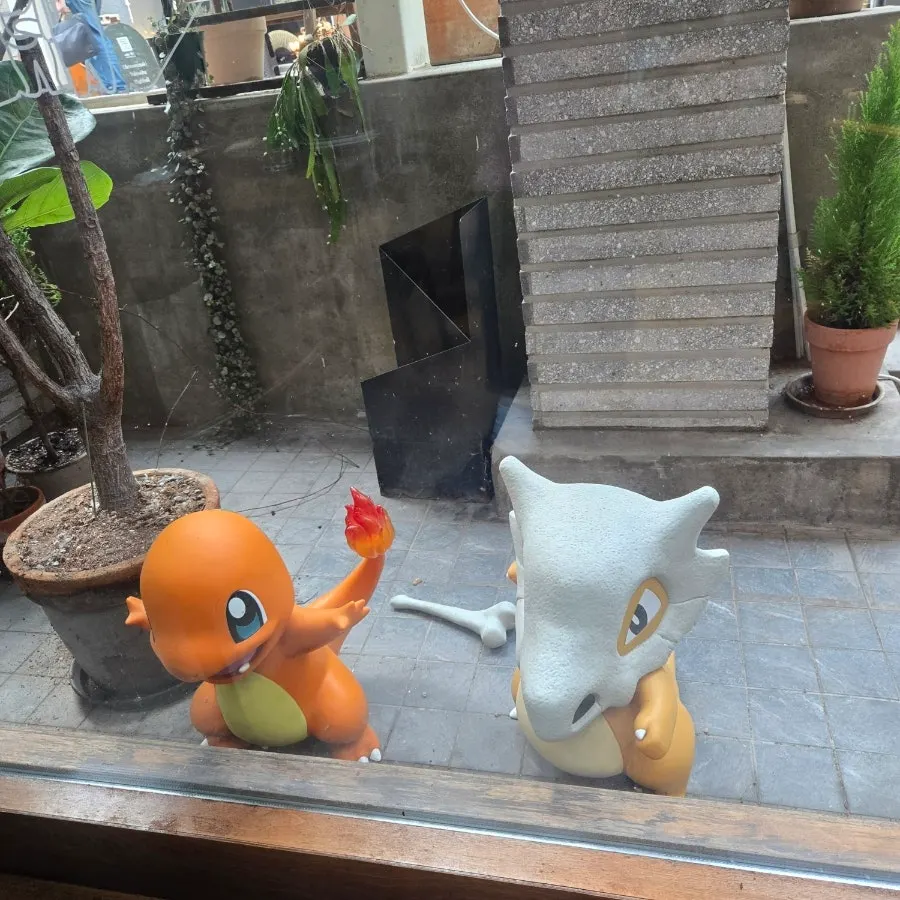 파동 좌석과 소품으로 꾸민 실내