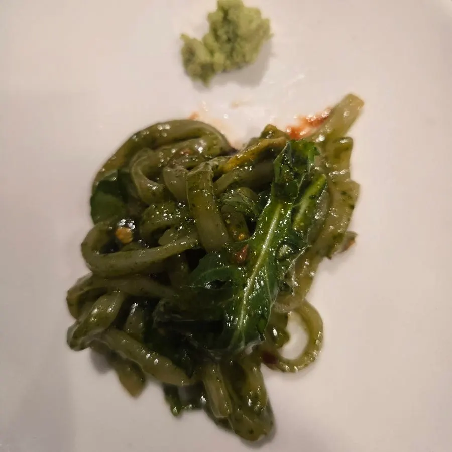 바질소바 면을 집어 올린 모습