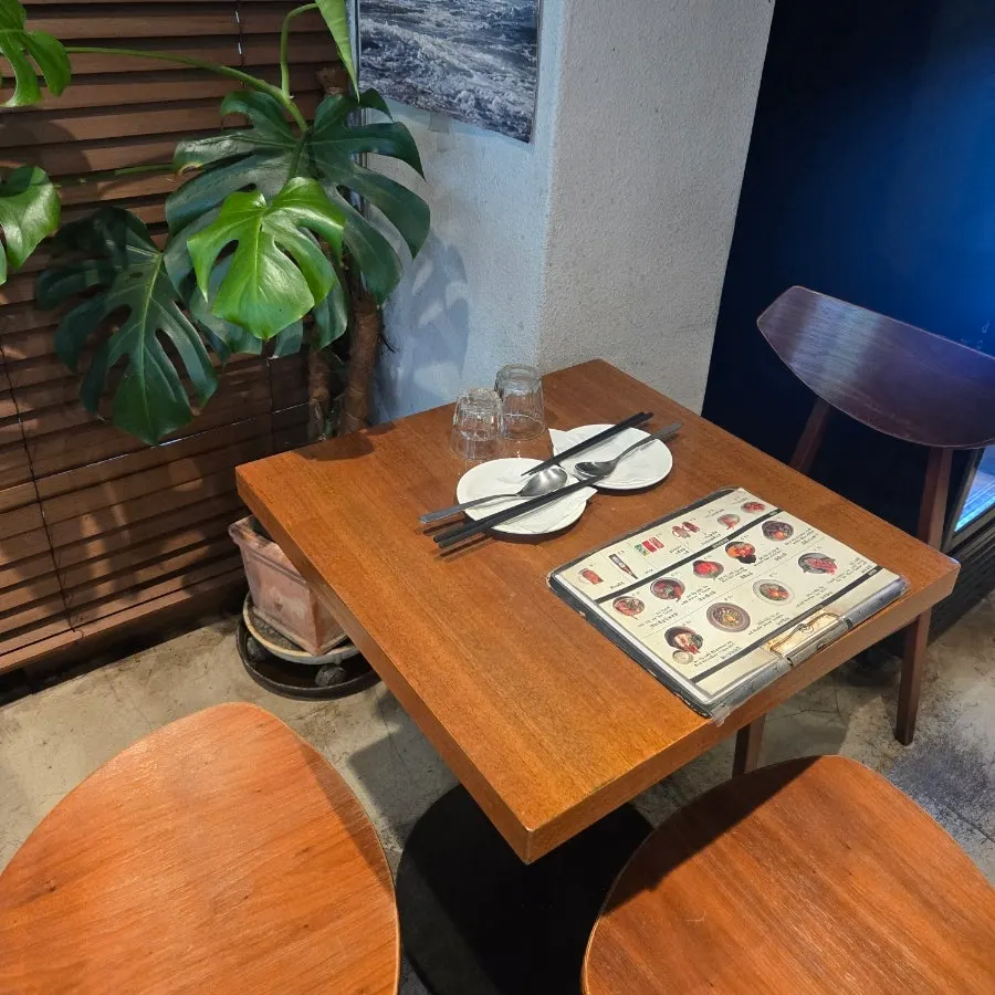 파동 덮밥과 소바를 함께 담은 식탁