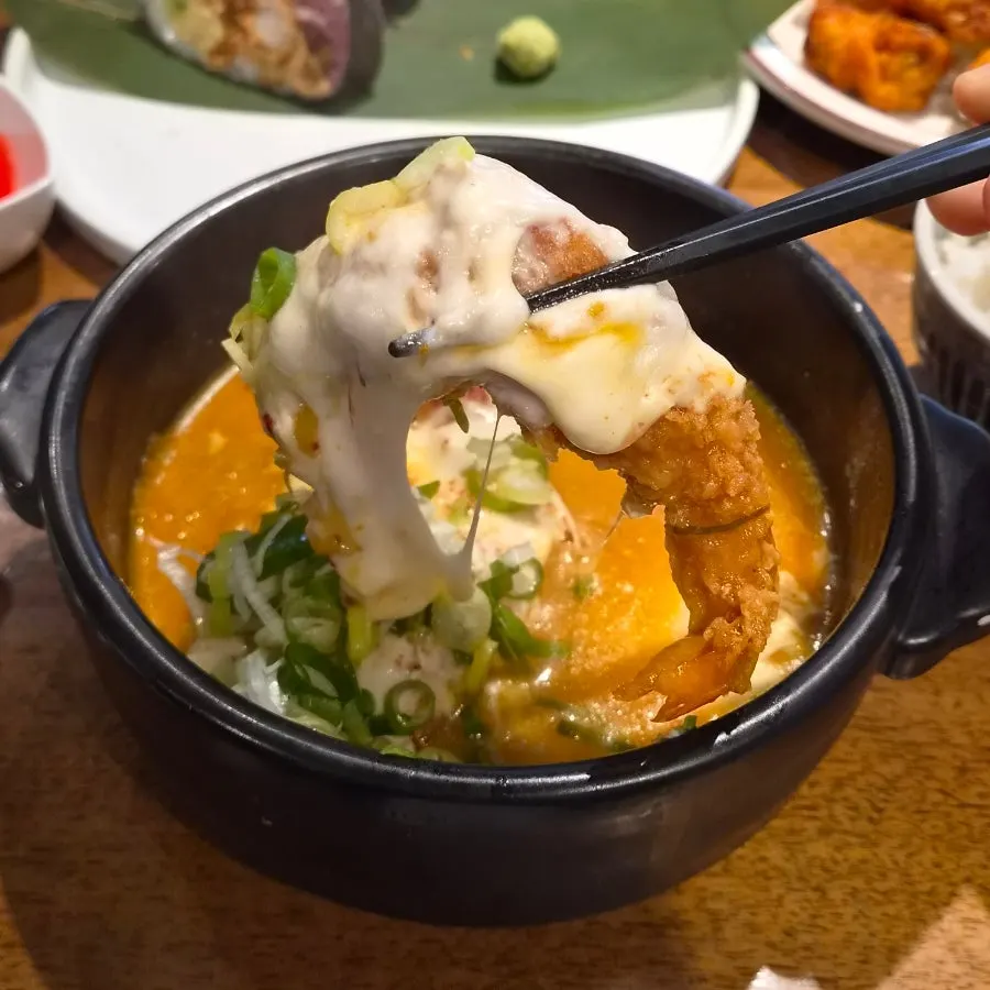 새우튀김 세 마리가 올라간 김치치즈나베
